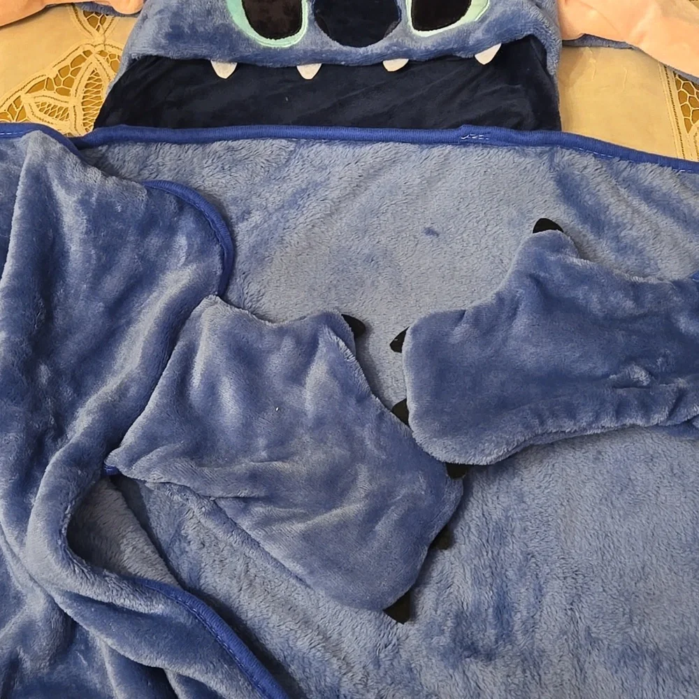 STITCH..VELVETY SOFT HOODED KIDS BLANKET... 54w x 37 h - NWOT